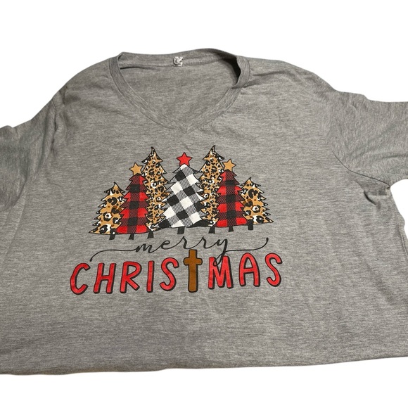 2 Christmas t-shirts - Picture 2 of 5